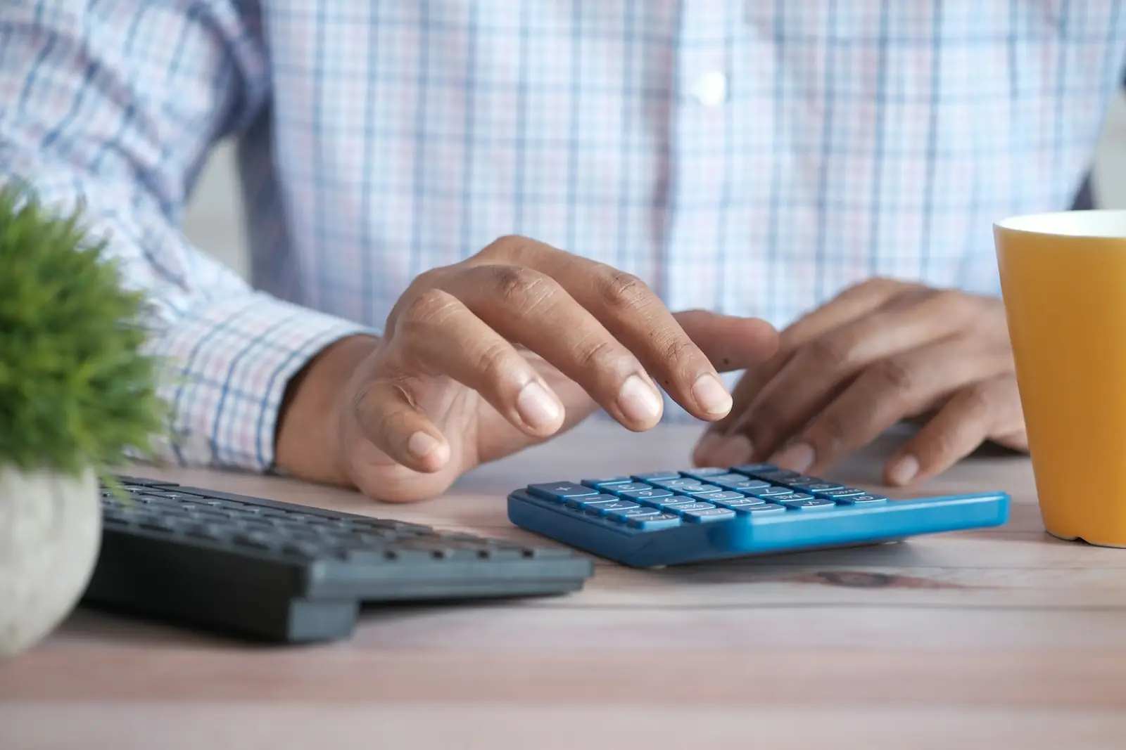 Asesor fiscal calculando impuestos
