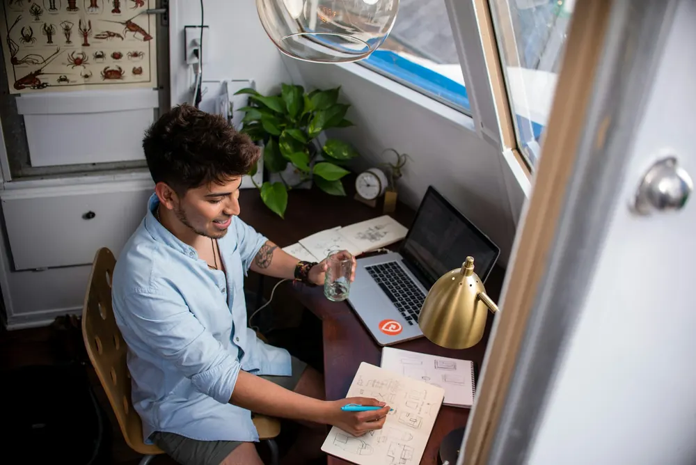 Profesional trabajando desde su piso en España