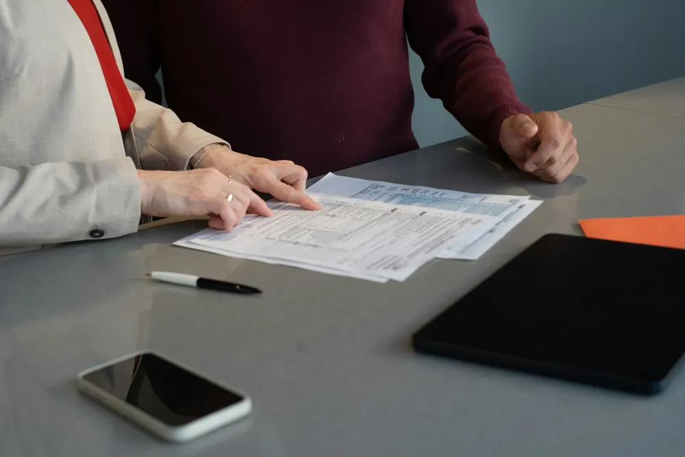 Documentación fiscal ordenada sobre la mesa