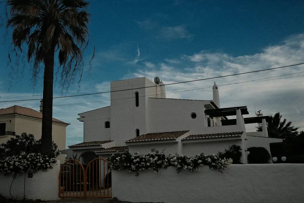 Casa blanca con palmeras en la costa